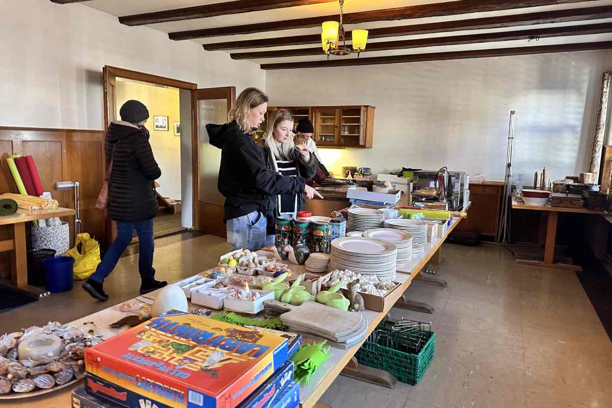 Geschirr, Deko, Möbel, Wäsche, Spiele, Putzmittel – im und um den «Adler» in Unterstammheim hat sich im Lauf der Jahrzehnte einiges angesammelt. Bis letzten Samstagabend konnte manches davon verkauft werden.