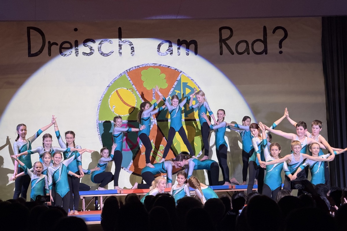 Das Getu setzte mit seiner Akrobatikdarbietung einen ersten Höhepunkt vor der Pause.