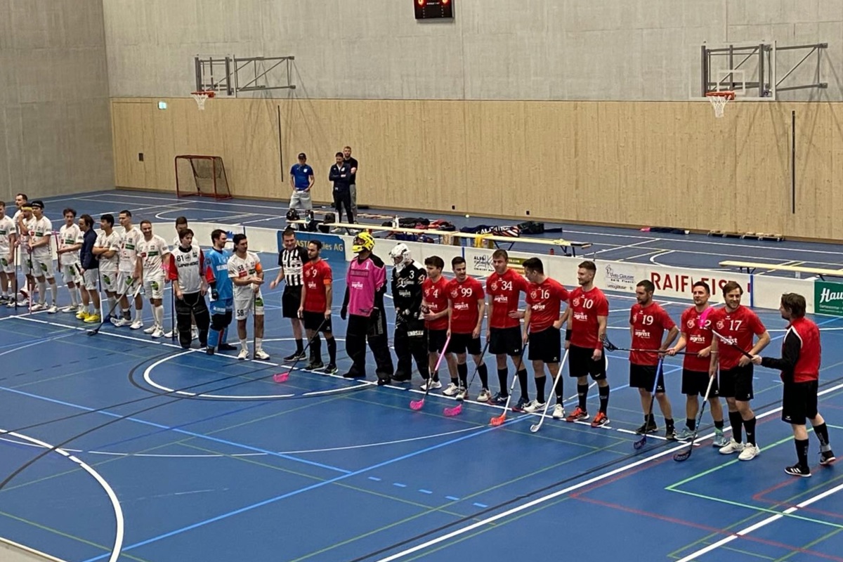 Zwei Kleinfeldspiele hat Buchberg-Rüdlingen (rot) in der neuen Heimhalle bislang bestritten und beide gewonnen. Das soll auch auf dem Grossfeld gelingen.