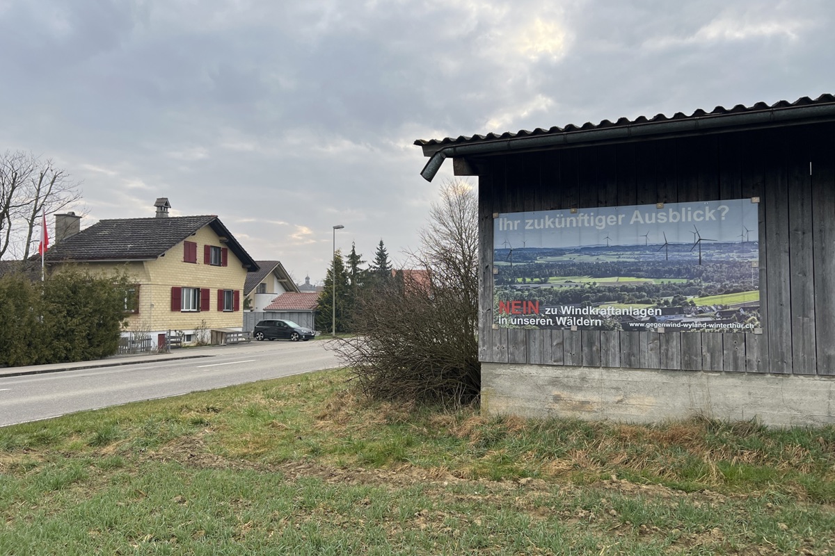 Grosse Plakate machen in Gütighausen Stimmung gegen die Windkraftpläne des Kantons.