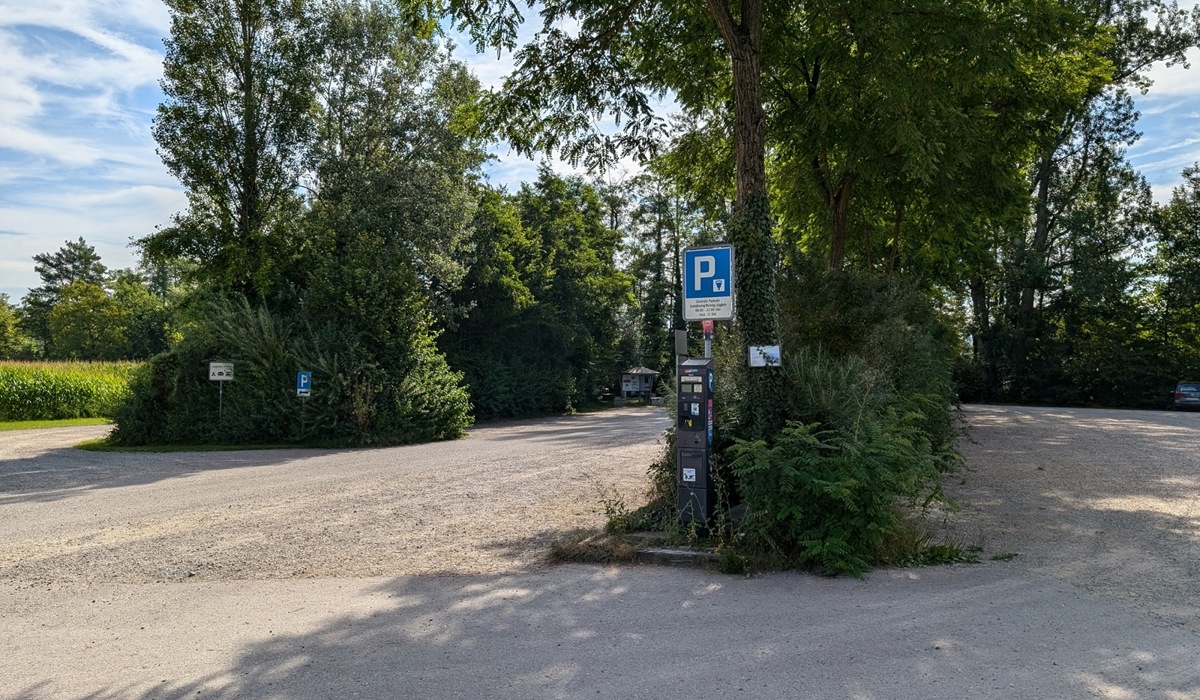 43_dann-wird-es-zeit-meine-tour-abzuschliessen-ich-fahre-weiter-und-zurueck-zum-rhein-wo-ein-grosser-parkplatz-auf-einen-badeplatz-hinweist.jpg