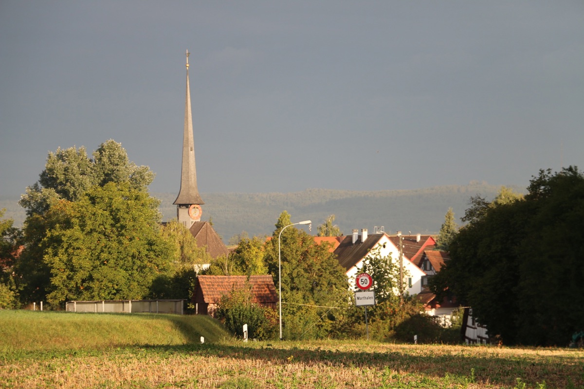 Durch die Kommunikationspanne brauen sich dunkle Wolken über der Kirche Marthalen zusammen: Die Gemeinde hat sich vor vier Jahren gegen eine Fusion ausgesprochen.