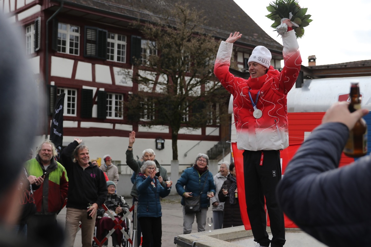 Pirmin Werner lässt sich in Marthalen feiern. Im Hintergrund die Stube, die seine Mutter geführt hat, bevor sie nach Alten in die Aussicht gingen.