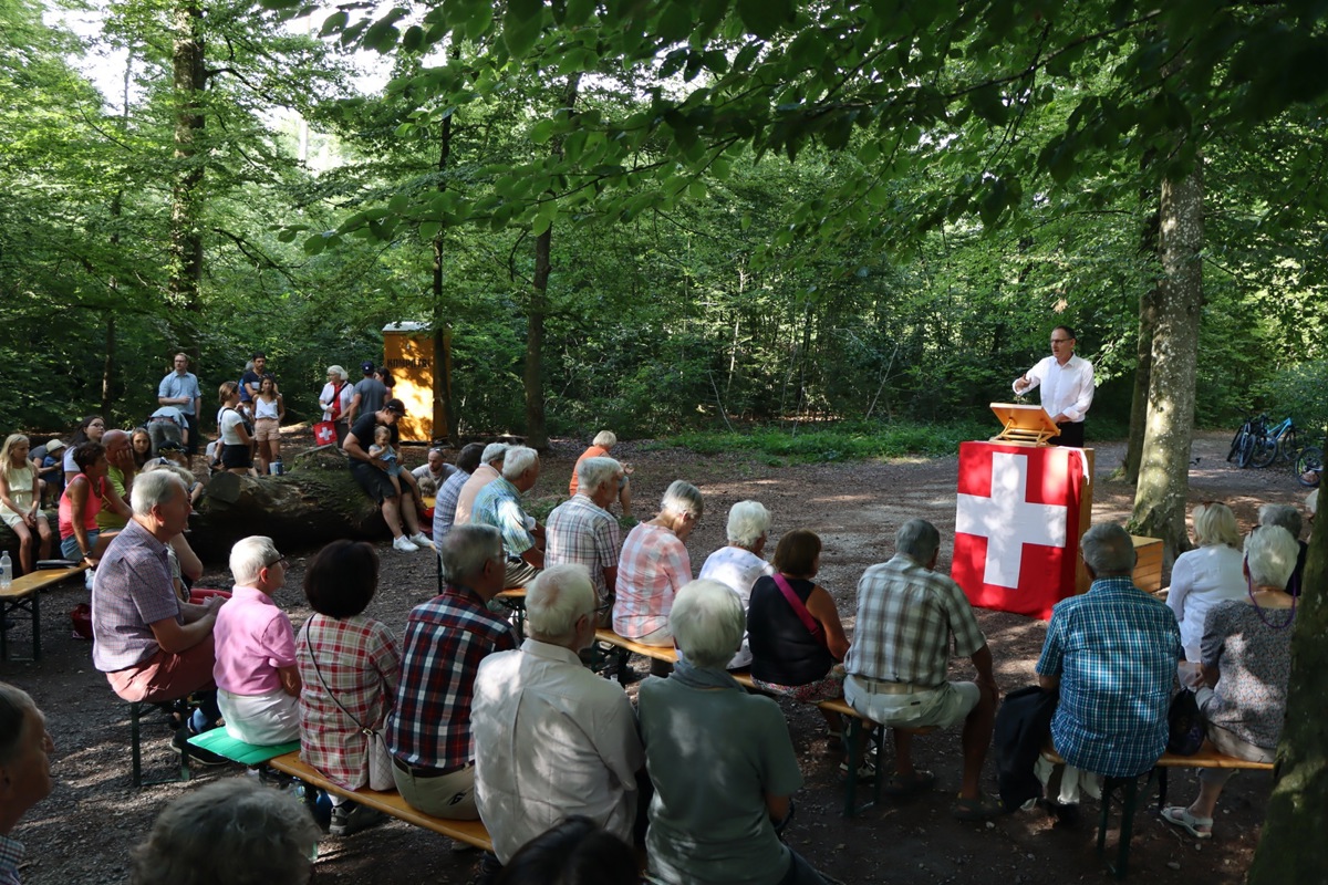 Mario Fehrs Ansprache fand im schattigen Wald statt