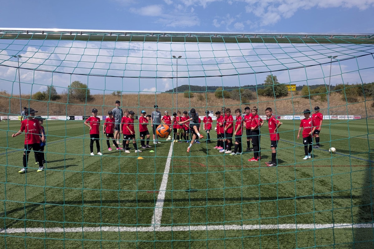 Schusstrainings, Technikübungen – vor allem aber der Spass und die Freude am Fussball stehen in den Nachwuchscamps in Stammheim (Bild) und Marthalen im Vordergrund.