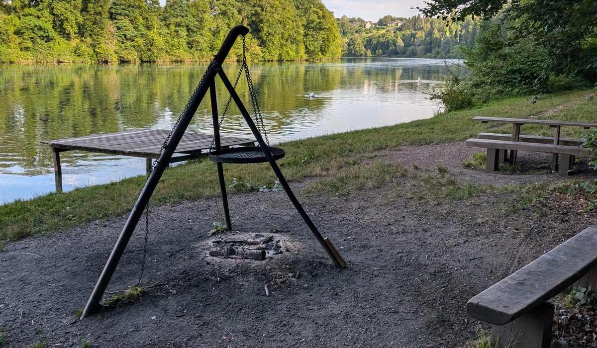 12_unten-angekommen-erreiche-ich-einen-lauschigen-grillplatz-direkt-am-wasser.jpg