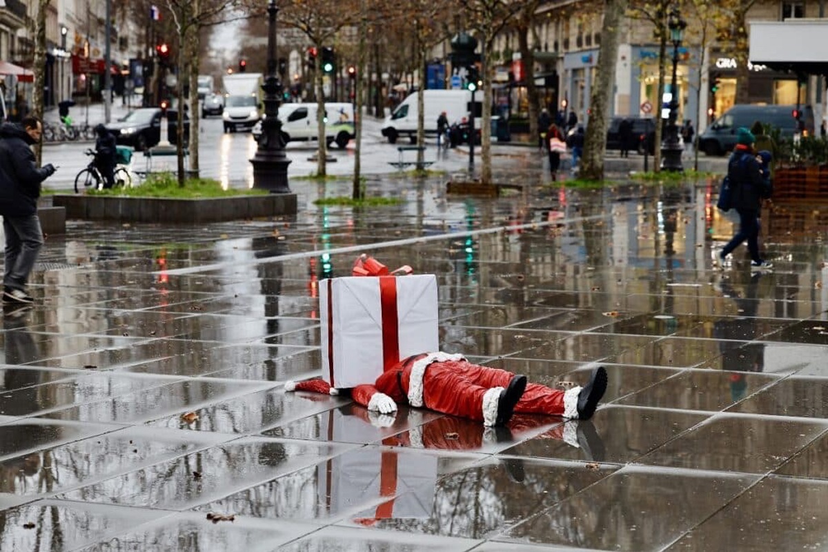 Zur Geschichte unseres Chefredaktors Roland Spalinger passt dieses Bild vom Weihnachtsmann, dem es zu viel wurde. Künstler James Colomina thematisiert mit «Santa Claus» in Paris den Überkonsum und «materialistische Exzesse» während der Festtage.