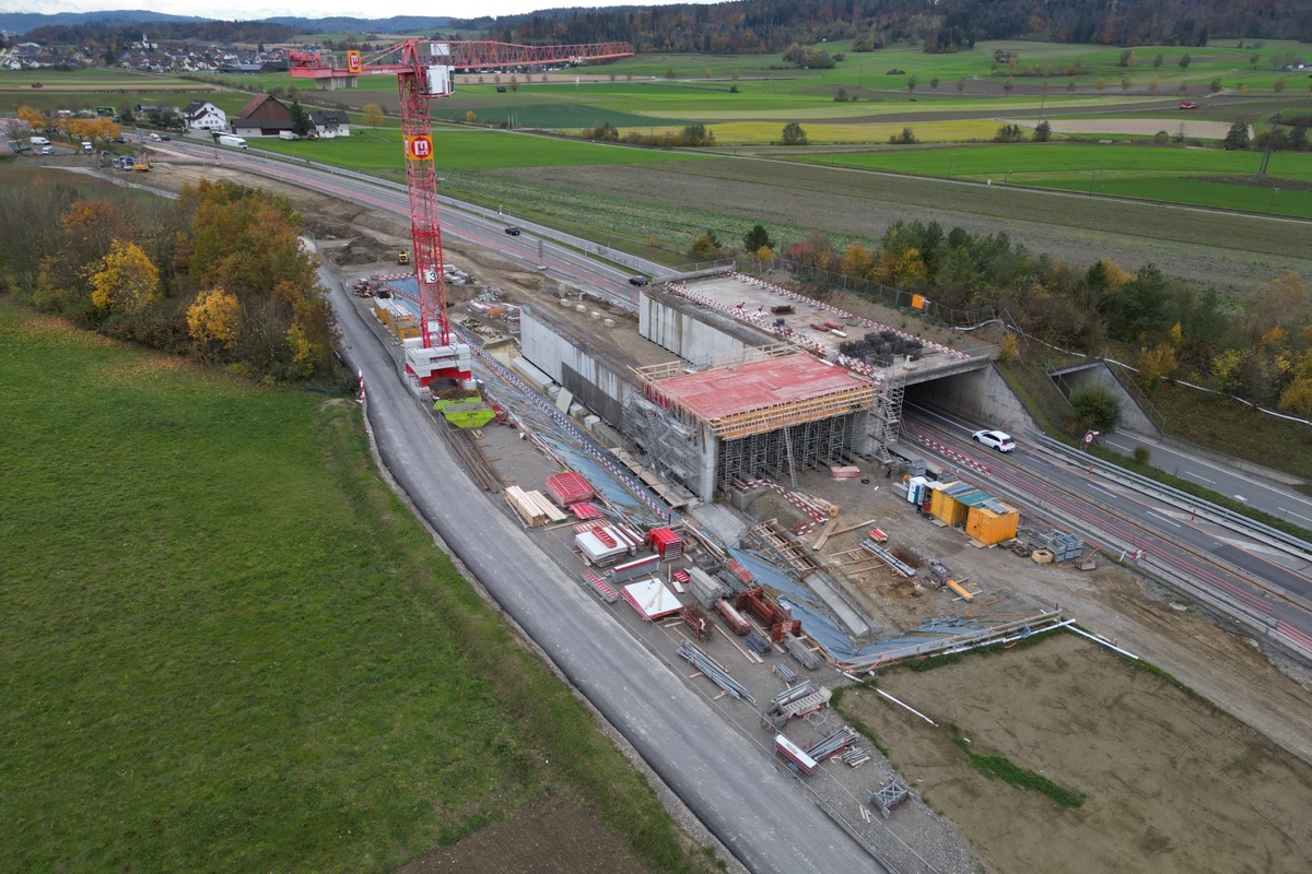 Beim Rütibuck zwischen dem Anschluss Adlikon und dem Restaurant Kreuzstrasse wird zurzeit die Decke betoniert.