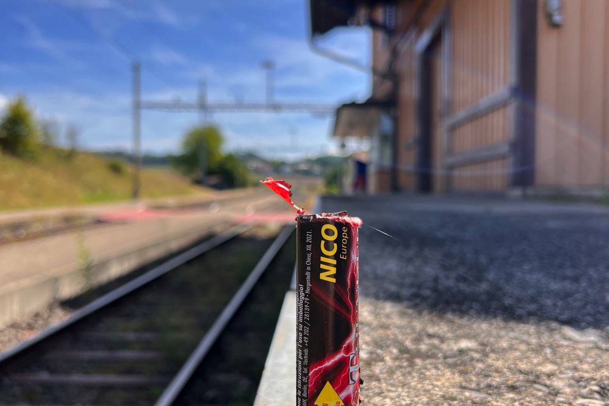 Feuerwerksabfall wie dieser Böller lagen haufenweise am Bahnhof Ossingen herum.