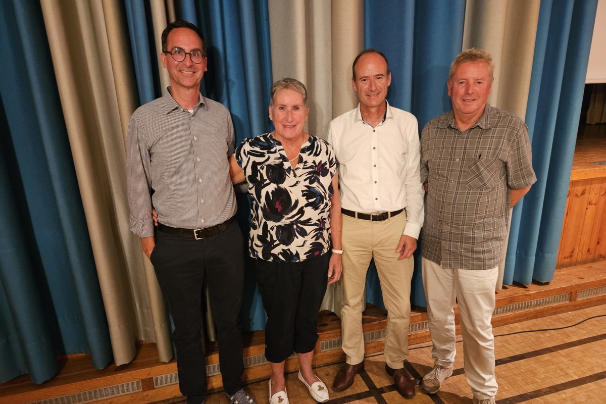 Von links: Beat Diggelmann verlässt die Schulpflege und übernimmt im Gemeinderat die Nachfolge von Silvia Vanoni. Nach zwölf Jahren gibt Michael Hochstrasser das Schulpräsidium ab und Bruno Sieber nach 14 Jahren das Schulpflegeamt.