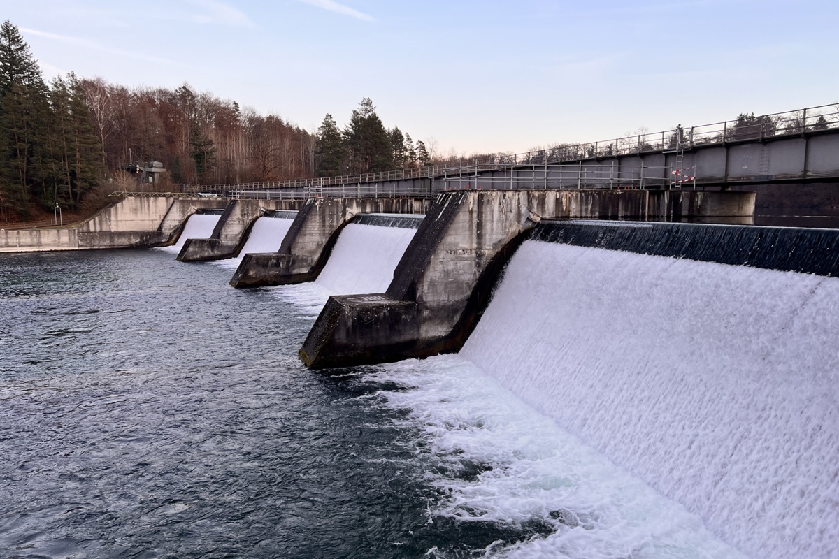 Mindestens fünf Kubikmeter Wasser müssen pro Sekunde über das Hauptwehr beim Kraftwerk Rheinau fliessen.