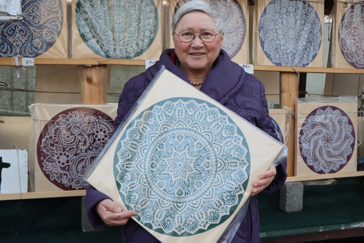 Mit Ruhe und Sorgfalt erschafft Ruth Wiesmann faszinierende Bilder. Ihre Ausstellung lädt schon fast zum Meditieren ein.