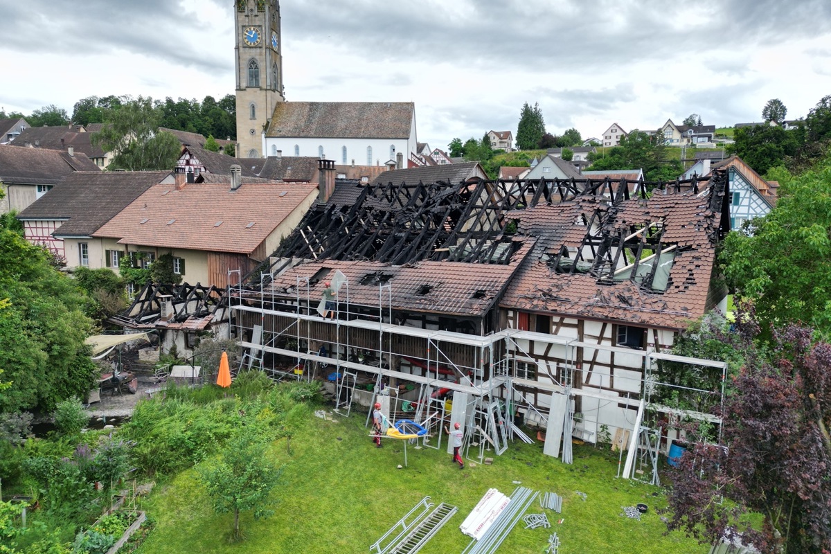 Der Brand brach im Schopf (links) aus und griff auf das Dach über.