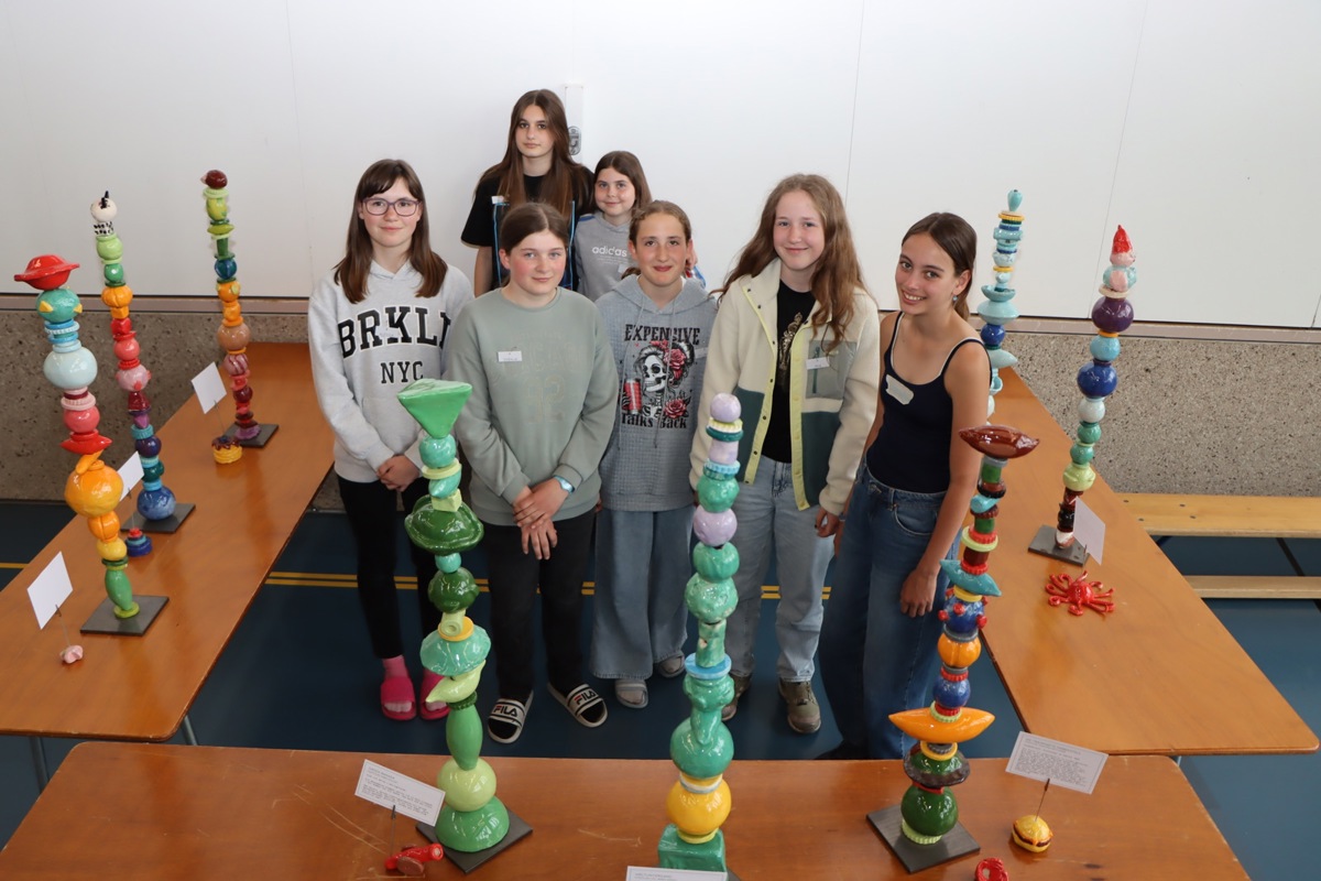 Zehn der Schulkinder hatten Zeit, um die Ausstellung in der Turnhalle durchzuführen und die Gäste zu betreuen. Alle 34 Stelen wurden in mehreren Werkgruppen verteilt ausgestellt.