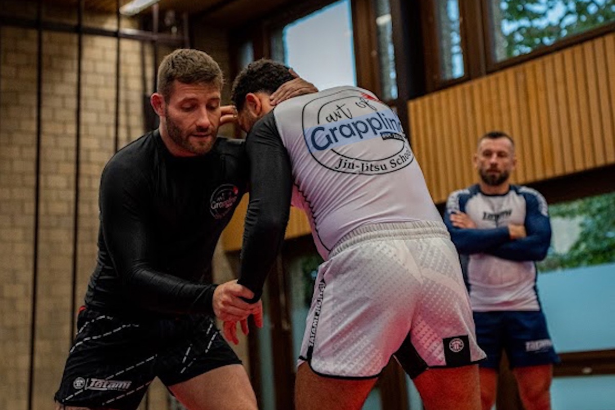 Thomas Leinich (links) führt die Kampfsportschule «Art of Grappling» in der Turnhalle der Psychiatrischen Universitätsklinik Rheinau.