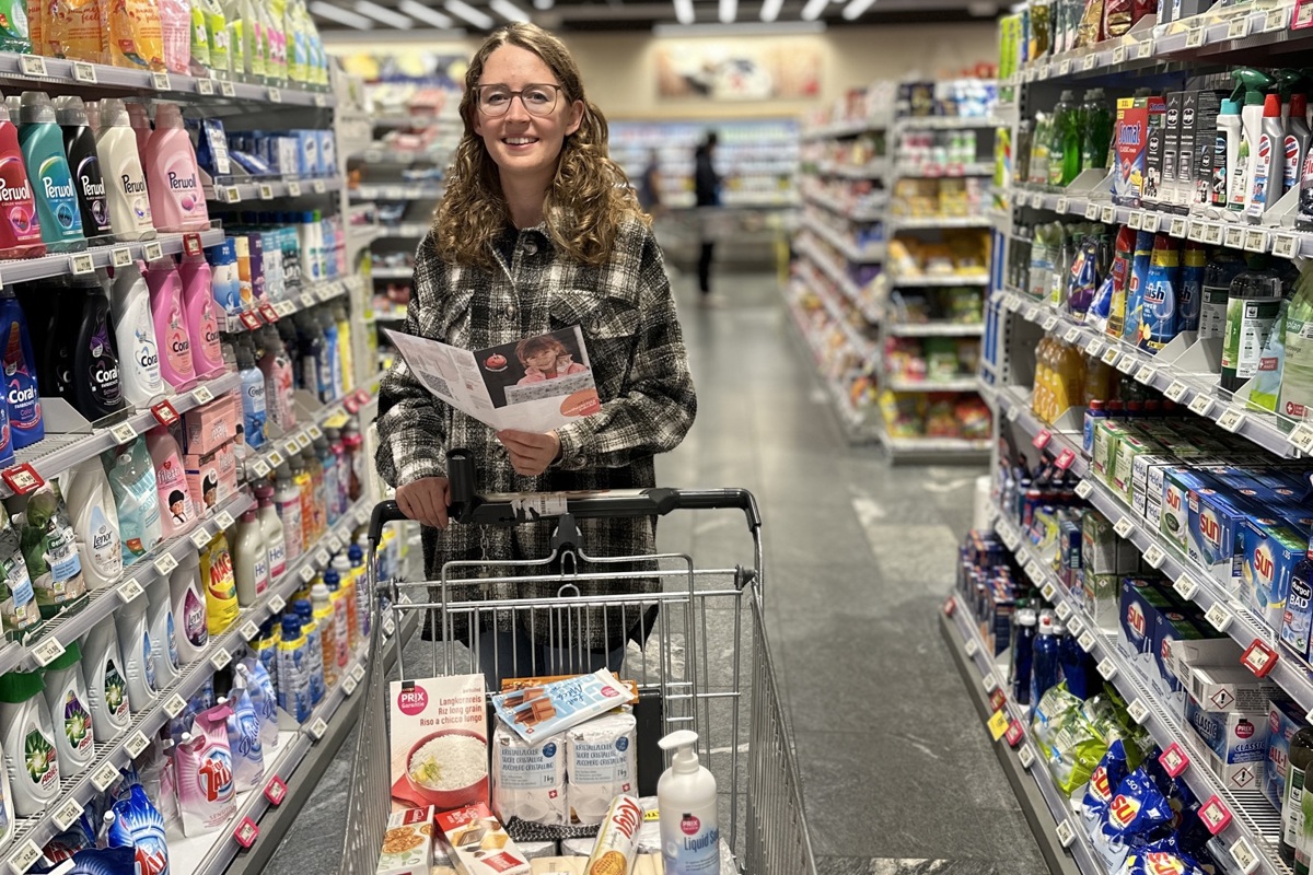 Im Einkaufswagen liegen nur Artikel, die den Vorschriften der Aktion Weihnachtspäckli entsprechen. Zusammengestellt hat sie die Kommunikationsverantwortliche von «Licht im Osten», Ilona Kummer.