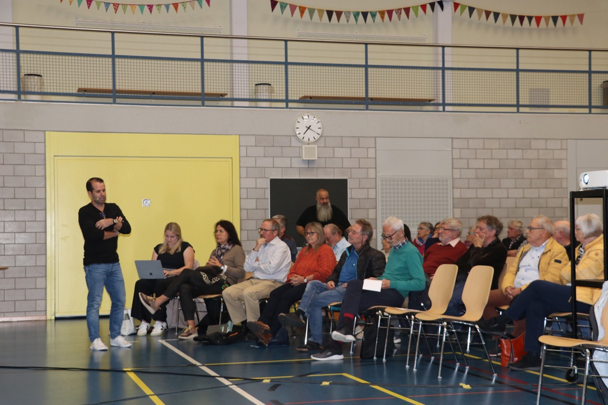 Bauressort-Vorsteher Michael Obst erklärte im September, was auf der Parzelle 1552 geplant ist. Nun lehnt er seine Wiederwahl ab.