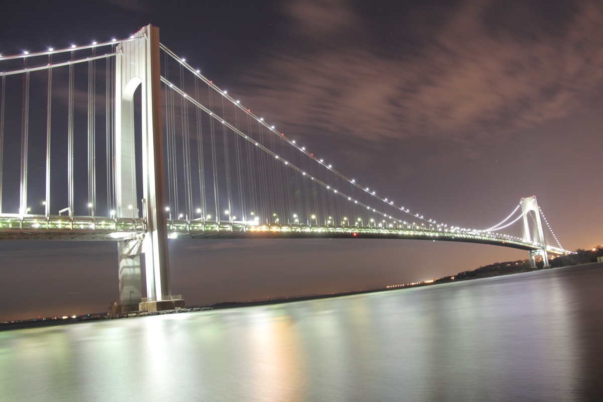 Die Verrazzano-Narrows-Brücke, so der vollständige Name, überspannt die Meerenge «The Narrows» und verbindet die New Yorker Stadtbezirke Staten Island und Brooklyn. Benannt ist sie nach dem italienischen Seefahrer Giovanni da Verrazzano, der im Jahre 1524 als erster Europäer die New York Bay und den Hudson River erreichte.