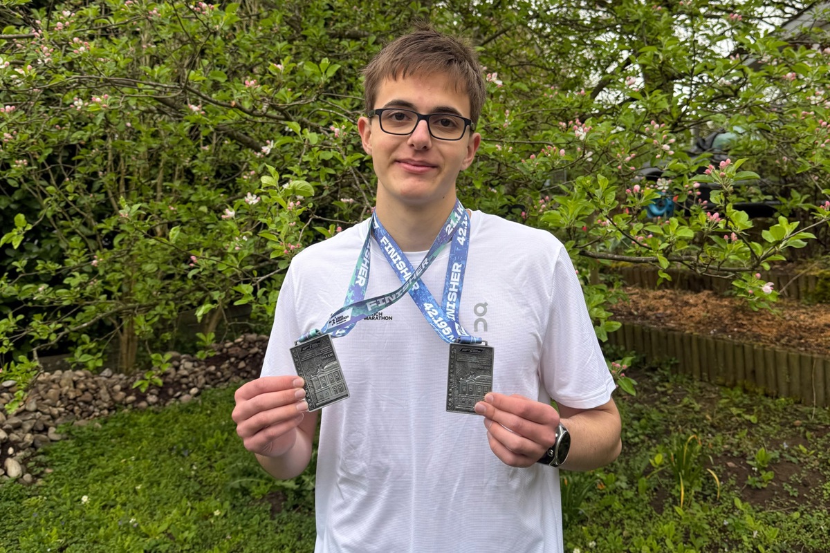 Müde, aber glücklich liess sich Eduard Scherer nach dem Zürich Marathon und Halbmarathon mit seinen beiden Medaillen fotografieren. 