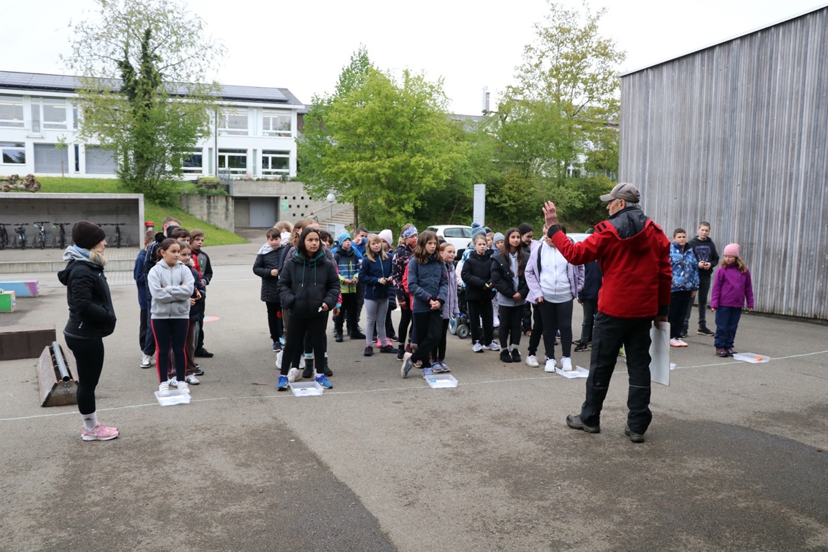 öbi Meier instruierte die rund 60 Kinder vor den Trainingsläufen. In jedem Kistchen befand sich eine Karte zu einer anderen Route.