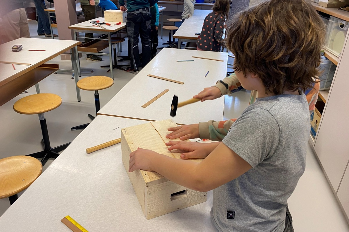 Unter kundiger Leitung des Naturschutzvereins und des Waldkauz-Leitungsteams wurden insgesamt 20 Holzkästen gemeinsam zusammengebaut.