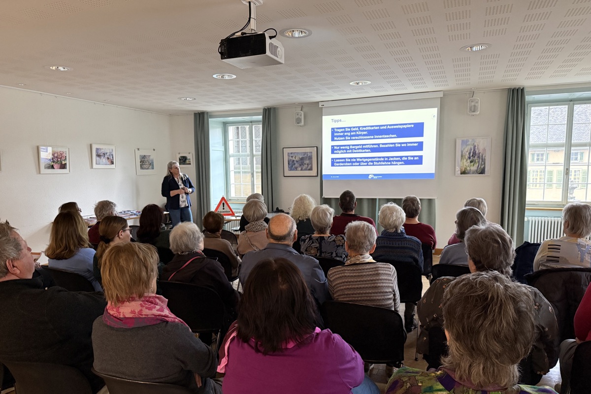 Präventionspolizistin Silvia Kammerer gab Tipps, wie sich jeder Einzelne vor Diebstahl und Betrug schützen kann: Pin verdeckt eingeben, Handtasche immer unter Kontrolle, wenig Bargeld dabeihaben.