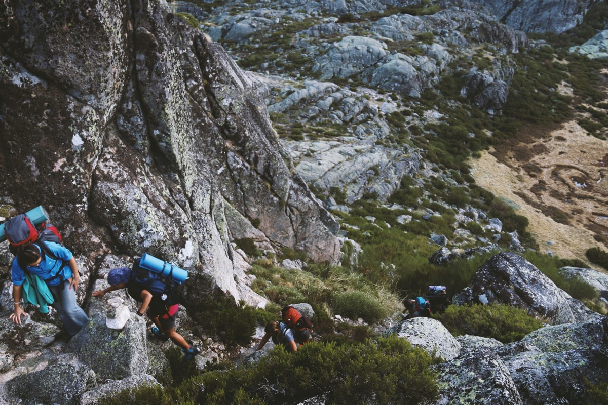 Warnsignale wie Angst und Unbehagen bei anspruchsvollen Stellen sollten beim Bergwandern ernst genommen werden. 