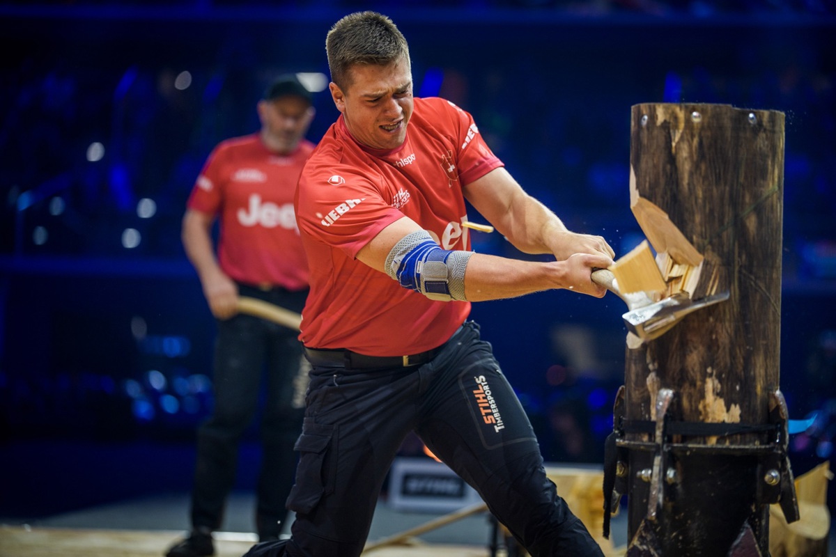Oliver Reinhard war für den Standing Block Chop zuständig und jeweils als Letzter seines Teams an der Reihe. 