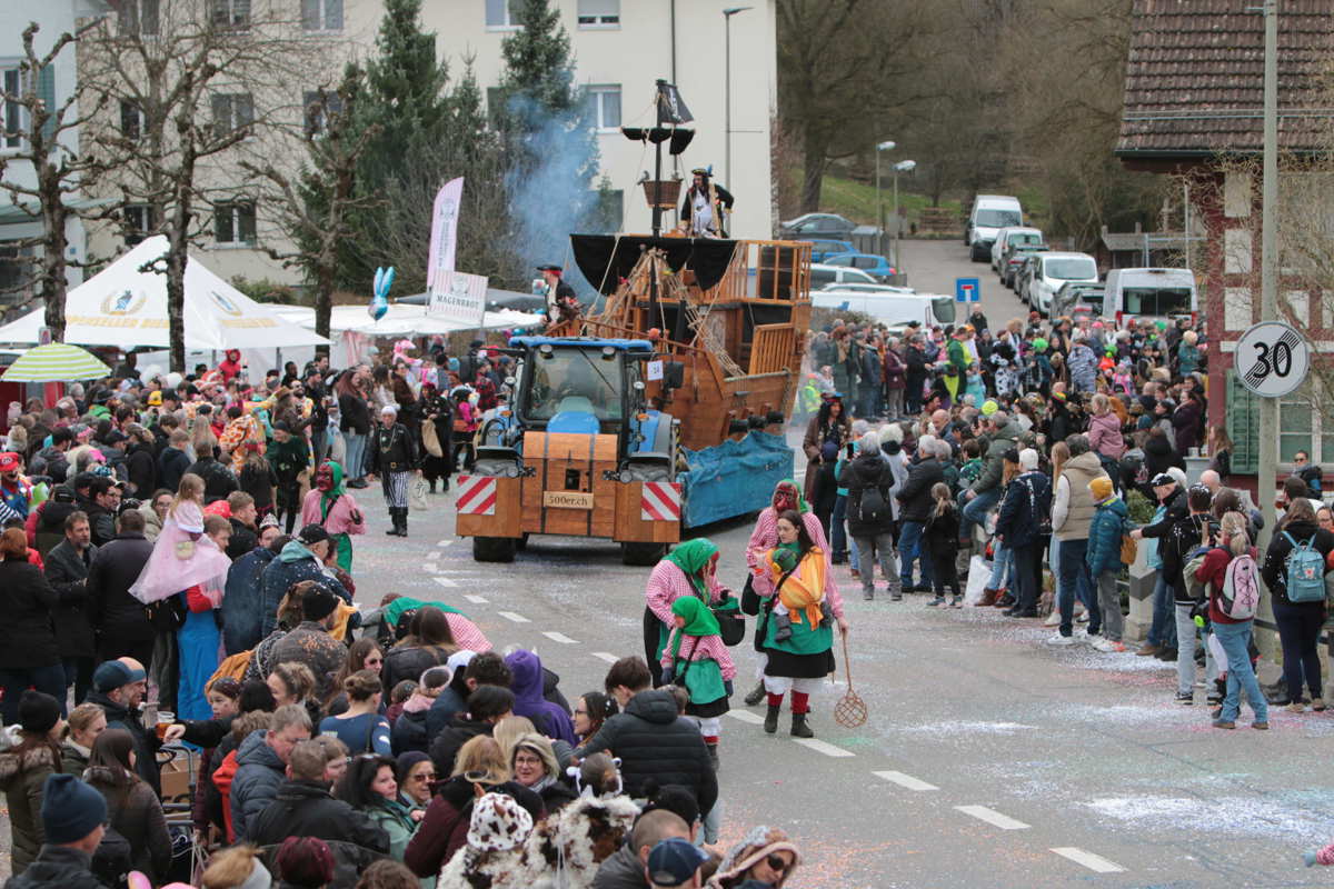 Die «Black Pearl» des 500er-Club aus Bertschikon musste bei der Thurbrücke rasch improvisieren.