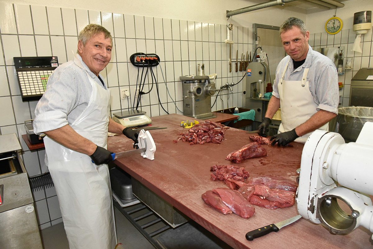 Reinhard Fritschi (links) und Paul Boos wirken weiterhin gemeinsam im Buchemer Schlachtlokal.