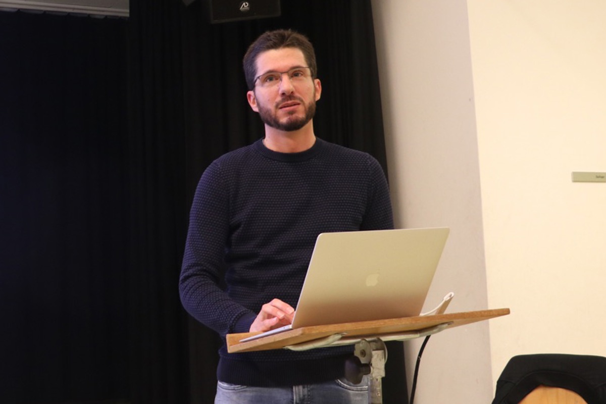 Michael Lutz berät Lehrpersonen und Eltern, worauf beim Umgang mit künstlicher Intelligenz zu achten ist. Hier am Vortrag zum Thema «Künstliche Intelligenz im Klassenzimmer», der vom Elternforum Henggart organisiert wurde.