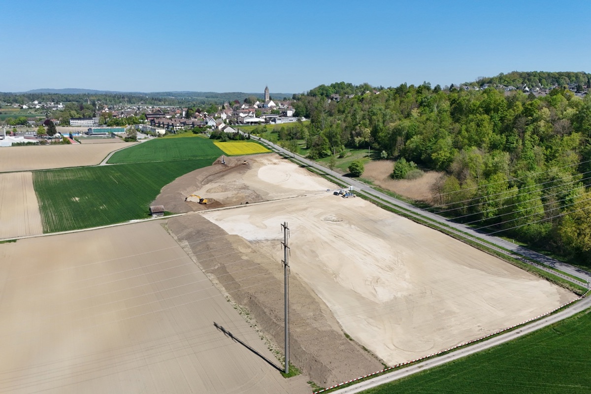 Auf den Parzellen vor Andelfingen führt das Astra eine Bodenaufwertung durch und kompensiert damit Fruchtfolgefläche, die mit dem Ausbau der A4 auf vier Spuren inklusive Pannenstreifen und der Verschiebung der Erdwälle verschwindet.