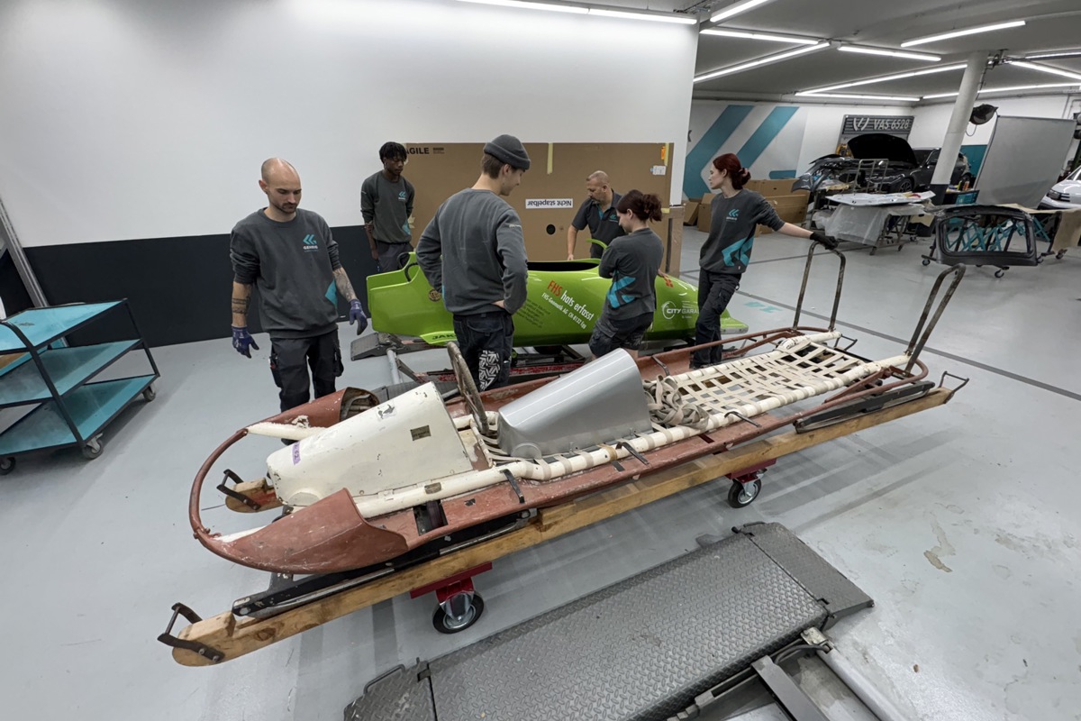 Der eine noch grün, der andere noch rostig: Das Team der Gehrig Carrosserie AG kümmerte sich erneut um die Restauration von Bobschlitten. Hauptverantwortlich für das Projekt sind (von rechts): Anik Bahr (Carrosserie-Spenglerin im ersten Lehrjahr), Yvonne Keller (Carrosserie-Lackiererin und Ausbildnerin), Daniel Peterhans (Betriebsleiter) und Valentin Schwager (Carrosserie-Lackierer im dritten Lehrjahr).