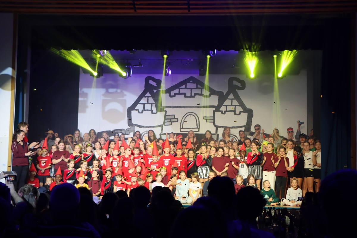 Gelöste Stimmung beim Schlussapplaus nach der Premiere am Freitagabend.