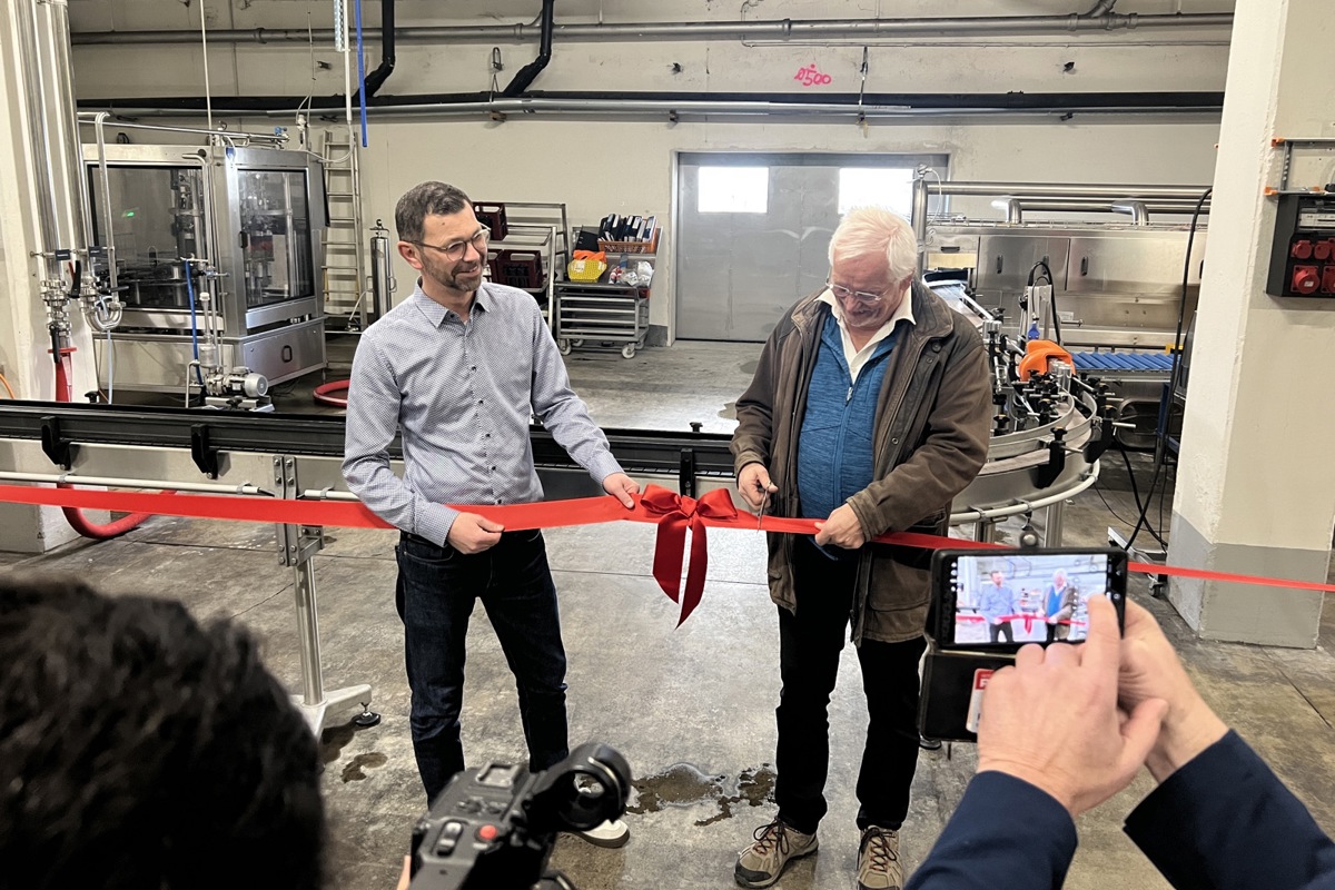 Nächster Meilenstein für die 227-jährige Brauerei Falken nach 14 Jahren Dosenkompetenz: Zdzislaw Koltun, Direktor Produktion und Technik, und Verwaltungsratspräsident Ronald Forster weihen die neue Abfüllanlage offiziell ein.