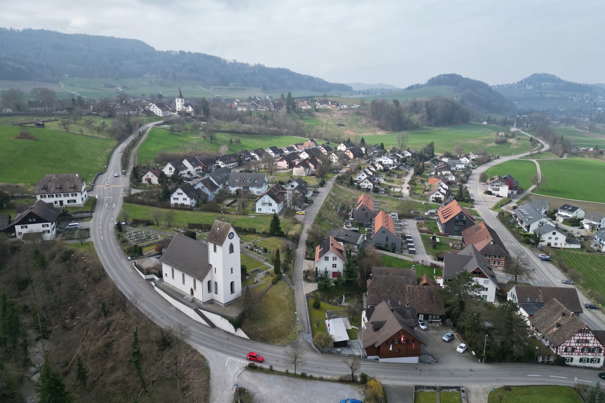 Nur räumlich nah: Die Kirchen Flaach (vorne) und Berg am Irchel (hinten). Das Pfarrehepaar Stettler lebt im Pfarrhaus dazwischen (links oben).