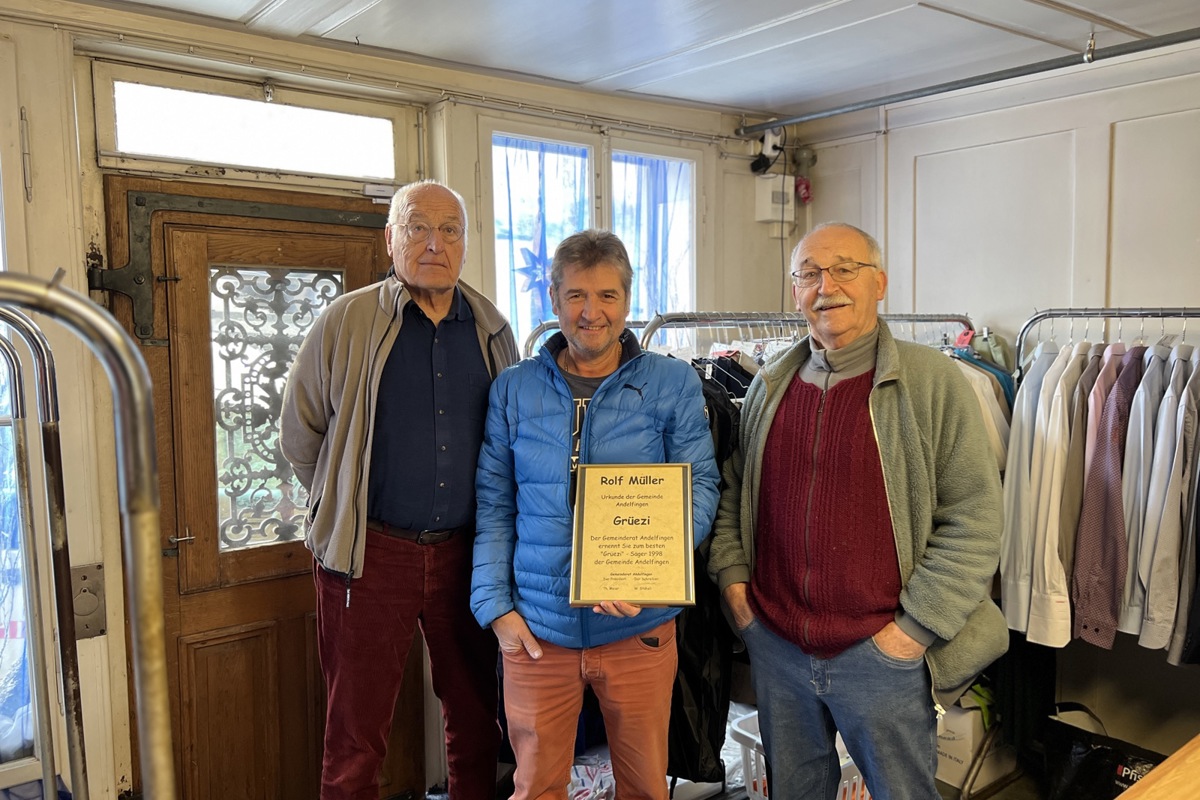 Um den Schatz «Grüezi-Diplom» zu sichern, kam auch Präsident Sepp Schneider (r.) zur Sichtung des Diploms von Rolf Müller. Werner Stegemann (l.) sucht noch die Holzplakette von 1991.