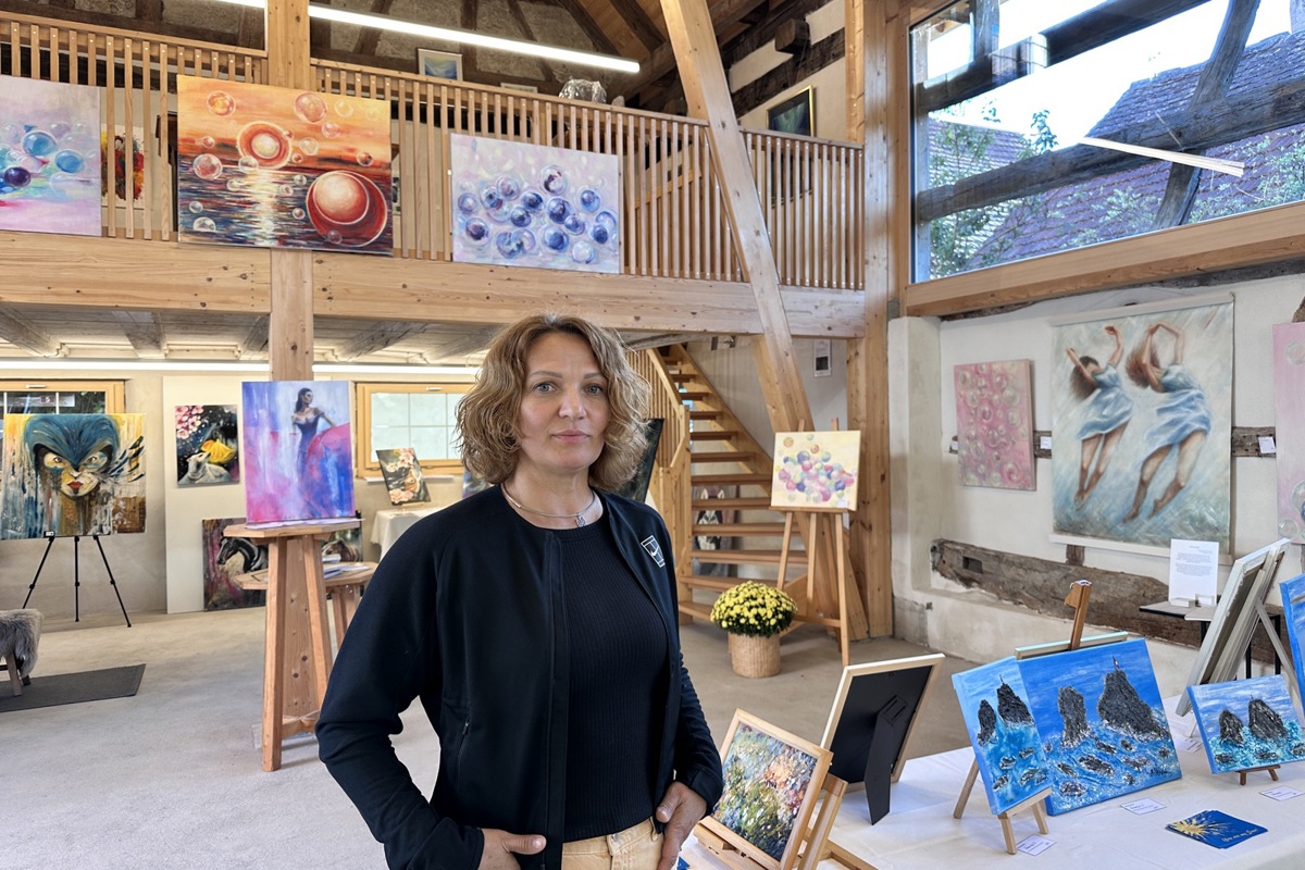 Die erste «Kunstwoche in Ossingen» ist eine Initiative von Iryna Spalinger und zeigt Werke von Cornelia Suttner, Mike Albrow, Iryna Spalinger, Moni Schmid, Viktoria Stein, Iris Seiler, Chantal Walser, Alexandra Greminger und Celine Lang. In den letzten Tagen hätten bereits weitere Kreative aus dem Dorf Interesse an einem Ausstellungsplatz nächstes Jahr bekundet. 