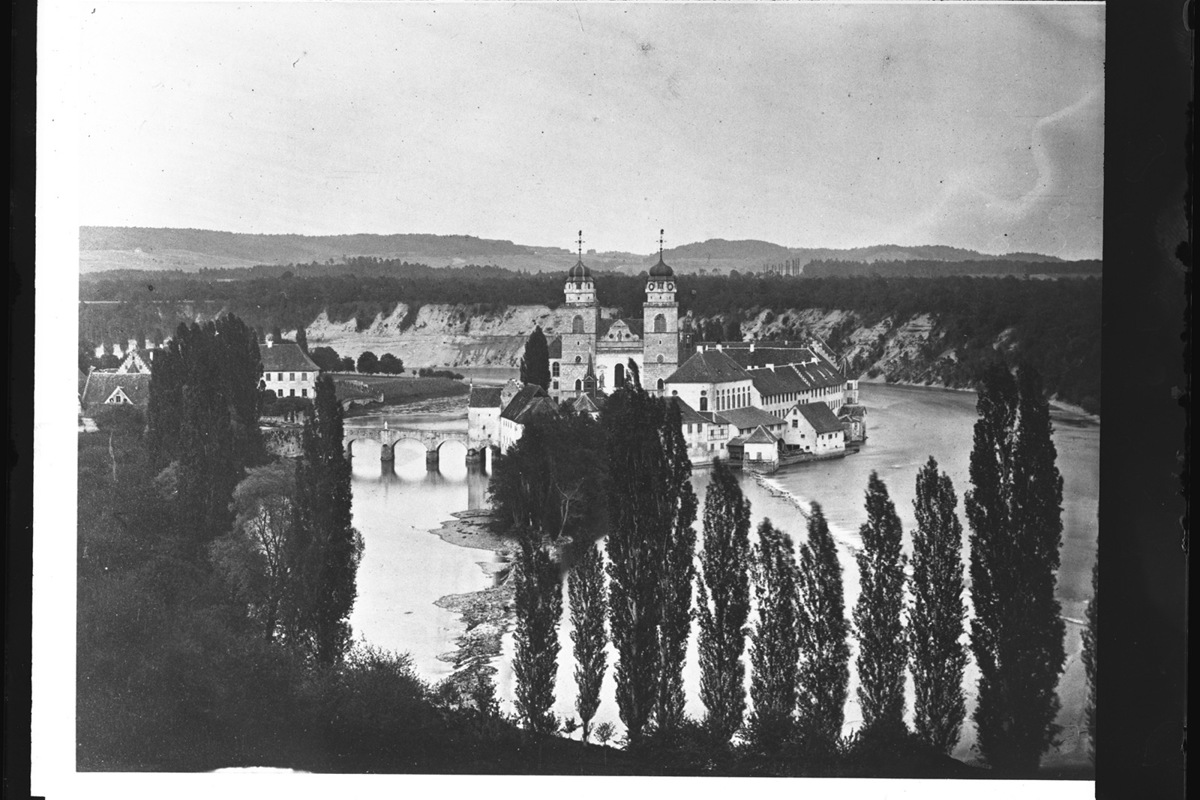 Das Kloster Rheinau von Osten her fotografiert im Jahr der Klosteraufhebung 1862. Der Abttrakt (hier nur das Dach sichtbar) wurde in den Jahrhunderten zuvor direkt an den rechten Kirchturm angebaut.