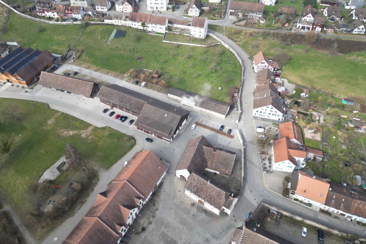 Der Rheinauer Klosterbezirk aus der Luft: Das Postauto fährt künftig die Untere Steig hinab bis zur neuen Haltestelle vor dem Restaurant Augarten (rechter Bildrand, kurz vor der 90-Grad-Kurve). Danach dreht es eine Runde um die Staatskellerei via Klosterplatz (unterer Bildrand), Hof – einige Parkplätze dort müssen weichen – und Mauerdurchbruch zurück auf die Untere Steig. 