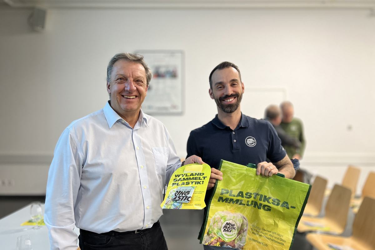 Kewy-Präsident Daniel Fehr kurbelt die Plastiksammlung weiter an und lässt einen Gratissack verteilen. Projektleiter Sandro Alves proklamiert mit der Tasche aus Recyclingmaterial das richtige Trennen – nicht in der Sprache, sondern beim Abfall.