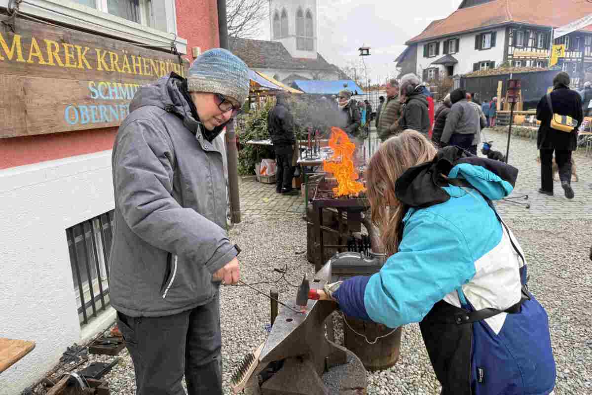 Unter Anleitung schmiedet ein Mädchen seinen eigenen Nussknacker.