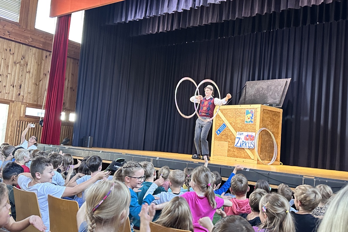 Clown Totos Armstellung nachzumachen, war ein schwieriger Auftrag: Der Kerl konnte nie stillhalten.