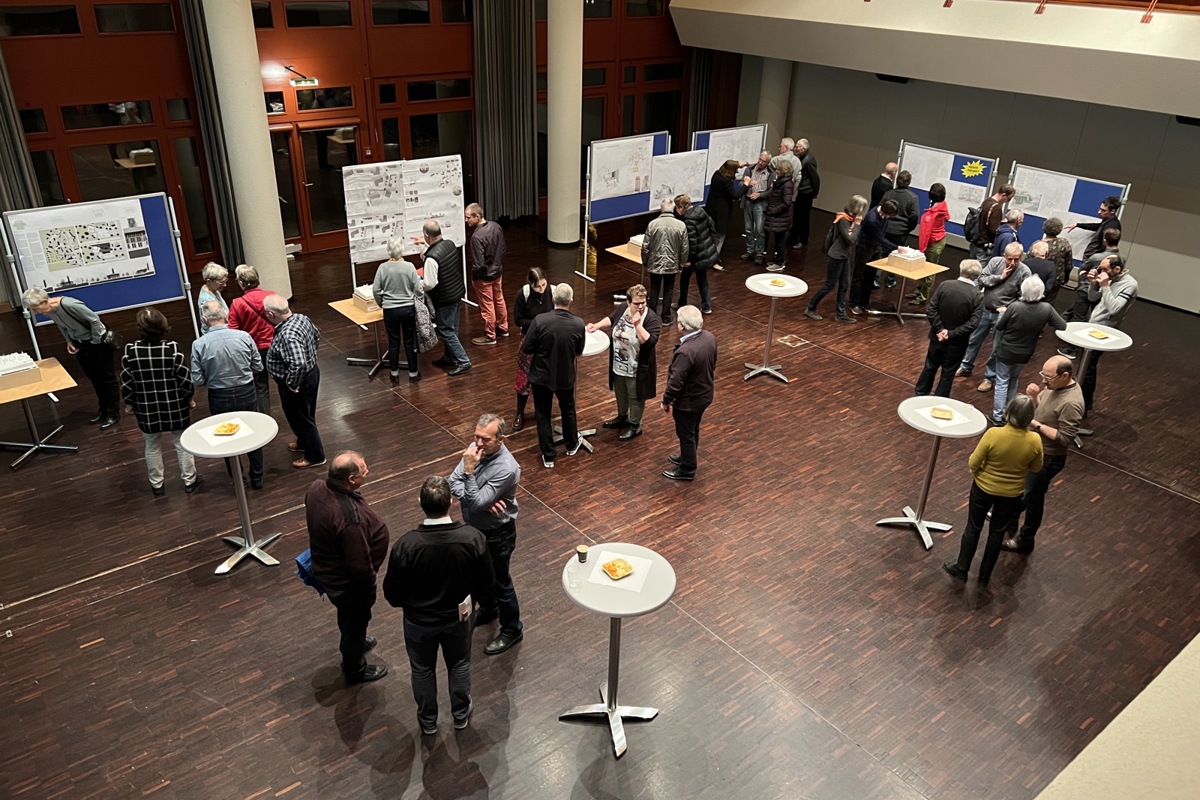 Im Zentrum Oberwis zeigte die Kirchgemeinde Seuzach-Thurtal mit Präsidentin Monika Frei (Bildmitte) die vier Vorschläge des Architekturwettbewerbs für ein neues Zentrum