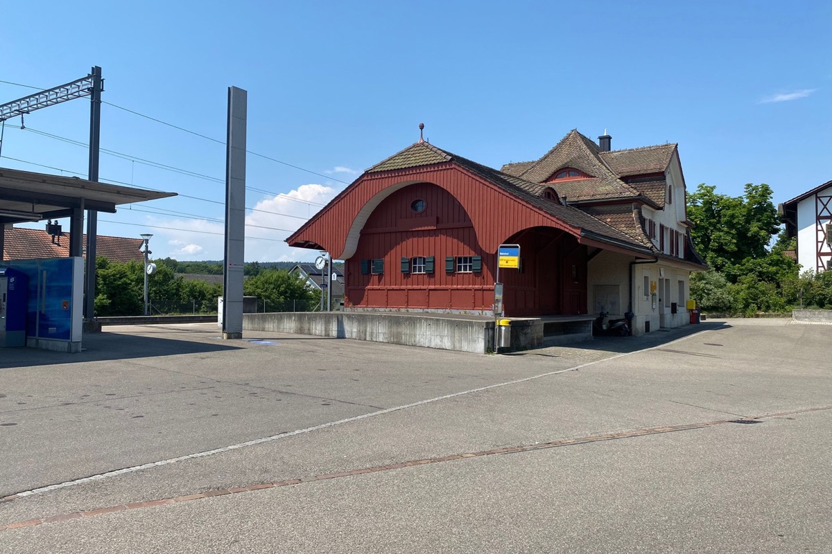 Das Bahnhofsgebäude soll zum Sitz der Spitex am Cholfirst werden