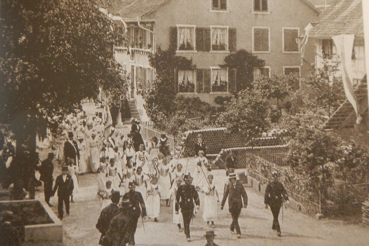 Nach den bewerteten Vorträgen fand ein Umzug der Chöre durch Stammheim statt, bevor in der Festhütte weitergefeiert wurde.