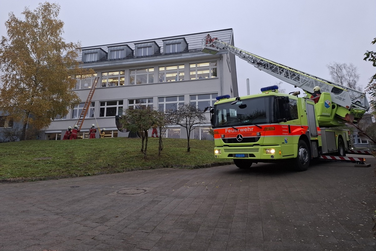 Nur eine Übung: Über die Handschiebeleiter der Feuerwehr Hettlingen-Dägerlen (links) und die Autodrehleiter der Feuerwehr Andelfingen gelangten die Schulkinder aus dem Trakt A wieder auf den Boden.