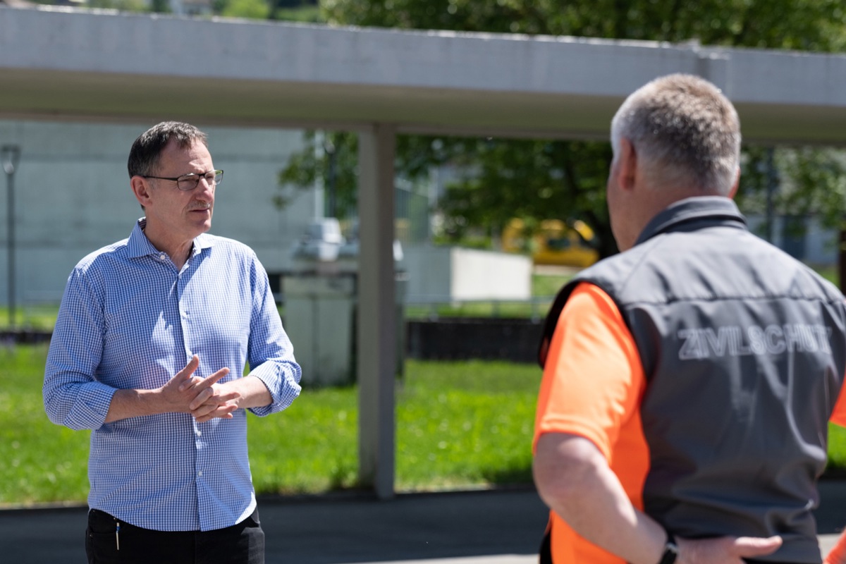 Regierungsrat Mario Fehr und Amtschef Thomas Bär (l.) besuchten das AZA. Sie wurden von Zivilschutzchef Werner Balmer (r.) empfangen.