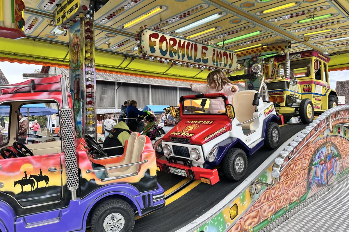 Am Samstag kurz nach der Eröffnung waren Hüpfburg, Bullenreiten und die anderen Attraktionen unter freiem Himmel noch nass vom Regen und nicht gleich begehrt wie die Bahnen und die Festwirtschaft unter Dach. Im Lauf des Wochenendes spielte das Wetter aber immer besser mit.