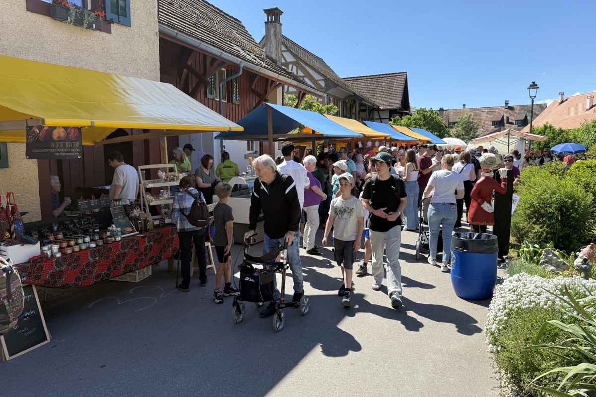 Dicht drängten sich die vielen Besucherinnen und Besucher des Frühlingsmarkts in den Gassen des Hinterdorfs.